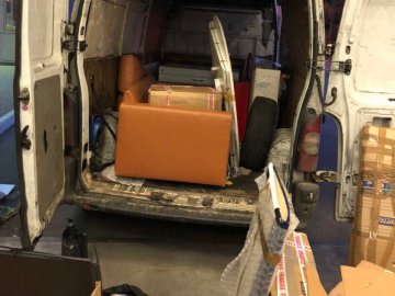 На «Ягодині» затримали бус з незадекларованими картинами та іконами. ФОТО