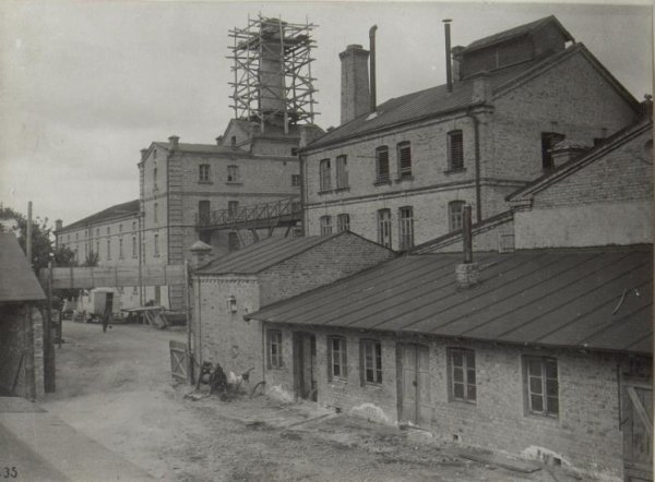Промисловість Луцька початку ХХ століття. Ймовірно, на фото - зображена будівля сучасного спиртзаводу