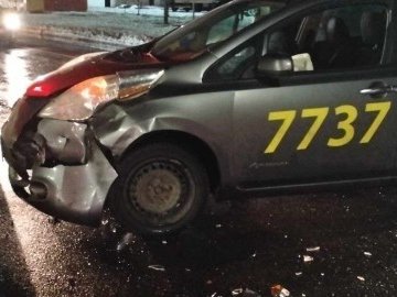 У Луцьку сталася подвійна ДТП за участю таксі. ФОТО