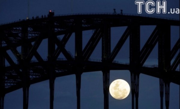 Фото унікального супермісяця 