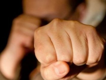 Волинянин побив знайомого та відібрав у нього гроші  і телефон