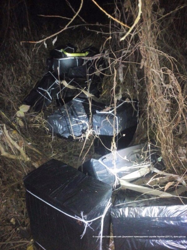 Волиняни підпалили контрабандні цигарки, коли помітили прикордонників