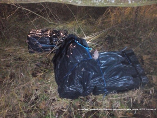 Волиняни підпалили контрабандні цигарки, коли помітили прикордонників