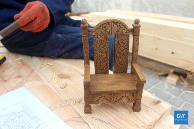 Більше 3-х метрів: волинянин створює гігантський трон-претендент на рекорд України. ФОТО. ВІДЕО