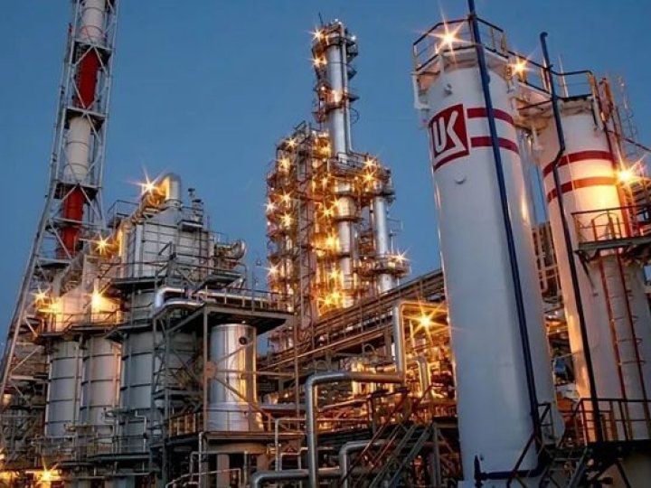 Українські безпілотники зупинили роботу нафтопереробного заводу «Лукойла»