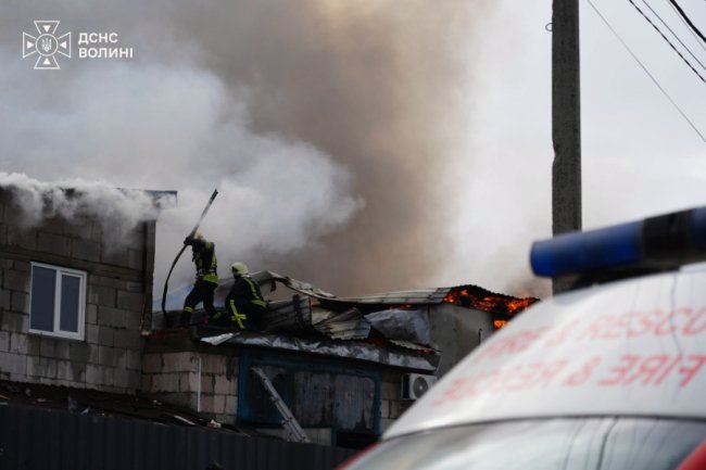 У Луцьку внаслідок обстрілу горів гаражний кооператив. ФОТО