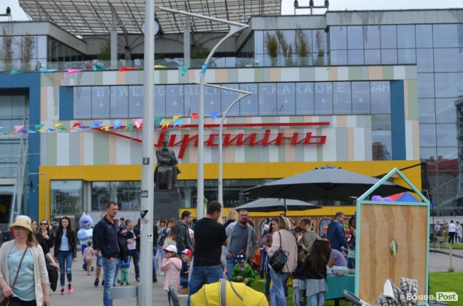 Фестиваль «Мокрі носики» біля луцького «Променя»: як безпритульним пухнастикам шукали дім. ФОТО