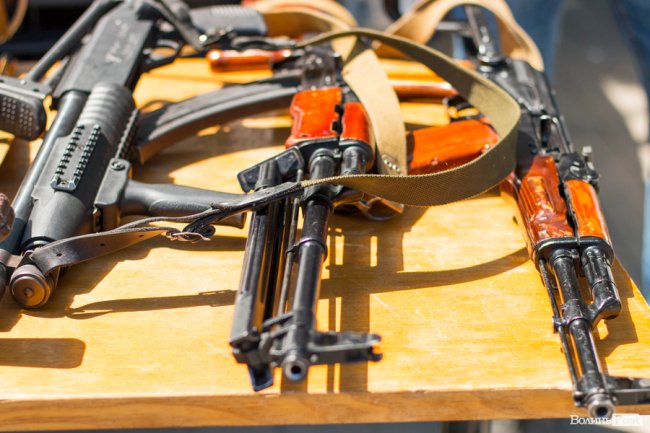 У центрі Луцька діти «стріляли» зі зброї та кермували поліцейськими авто. ФОТО