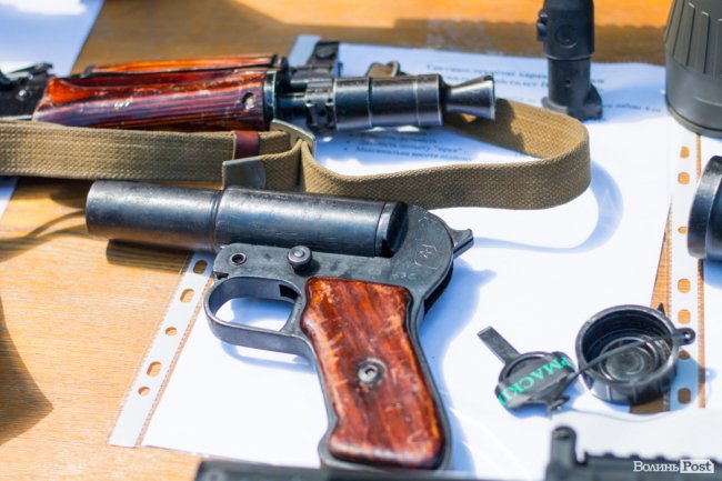 У центрі Луцька діти «стріляли» зі зброї та кермували поліцейськими авто. ФОТО