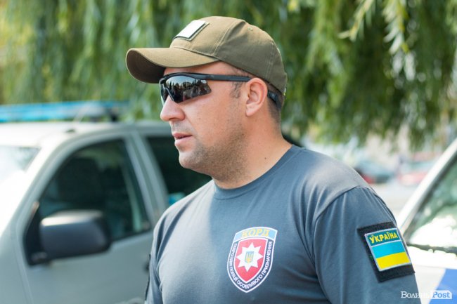 У центрі Луцька діти «стріляли» зі зброї та кермували поліцейськими авто. ФОТО