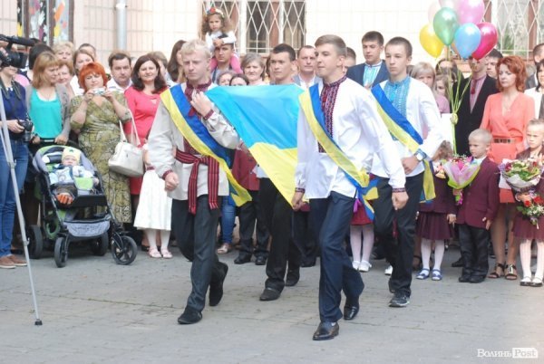 Перший дзвоник у  «найкращій луцькій школі». ФОТО