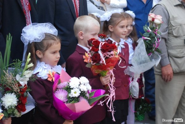 Перший дзвоник у  «найкращій луцькій школі». ФОТО