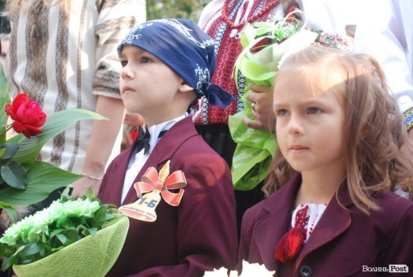 Перший дзвоник у  «найкращій луцькій школі». ФОТО