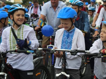 У Нововолинську організували велопробіг у вишиванках. ФОТО