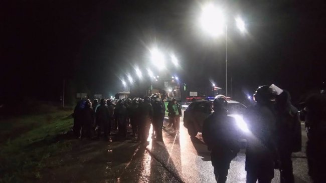 Фанати «Карпат» влаштували «розбірки» із гравцями й бійку з поліцією