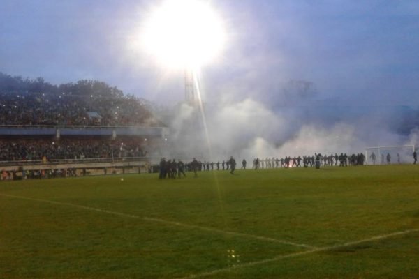 Фанати «Карпат» влаштували «розбірки» із гравцями й бійку з поліцією