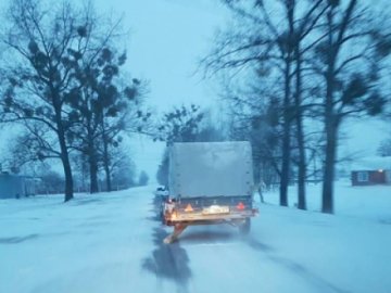 Волинський водій їхав на колоді замість колеса. ВІДЕО