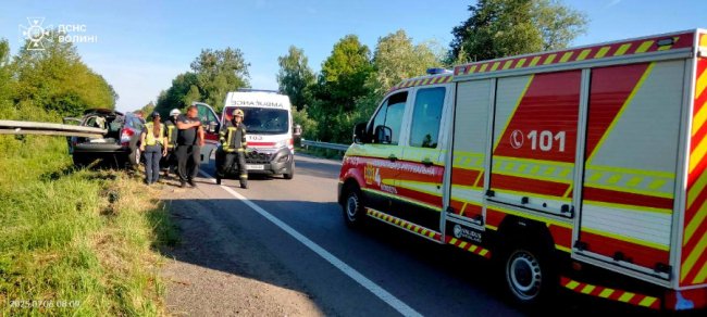 На Волині після ДТП водіїв із понівечених автівок діставали рятувальники. ФОТО