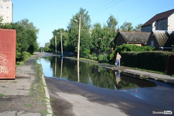 Дощ руйнує хати лучанам. ФОТО