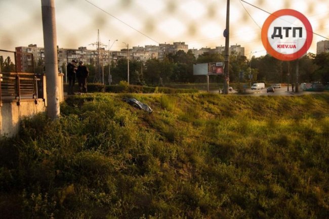 У Києві поблизу метро виявили тіло чоловіка. ФОТО. ВІДЕО