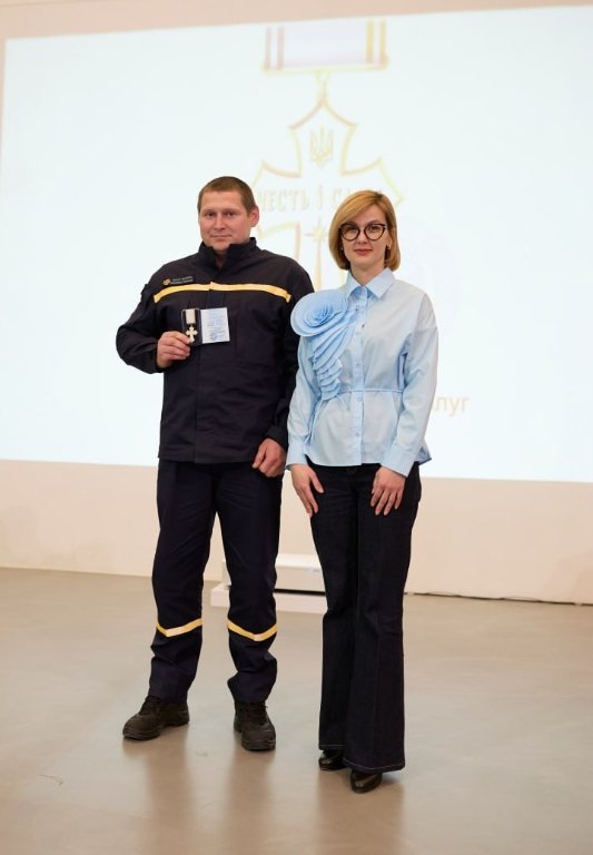 Гасять пожежі, розбирають завали та рятують людей: у Луцьку нагородили вогнеборців