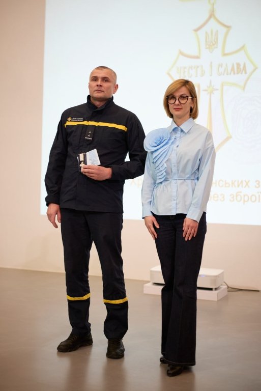 Гасять пожежі, розбирають завали та рятують людей: у Луцьку нагородили вогнеборців