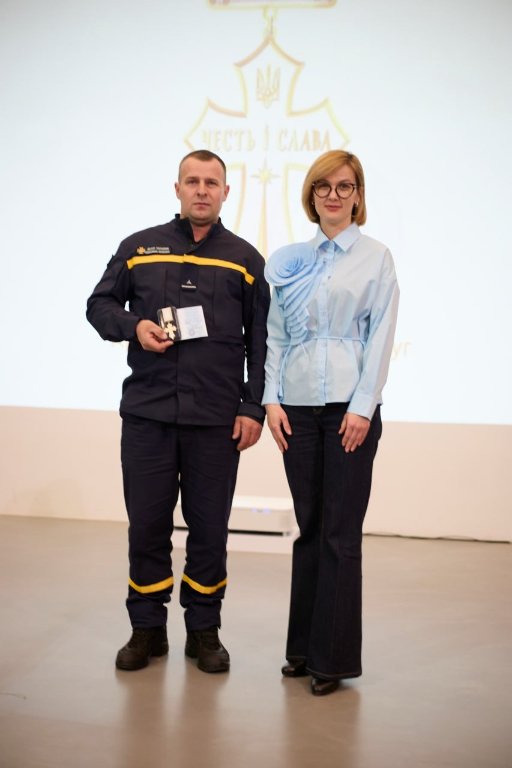 Гасять пожежі, розбирають завали та рятують людей: у Луцьку нагородили вогнеборців