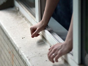 У Луцьку з вікна багатоповерхівки випав чоловік