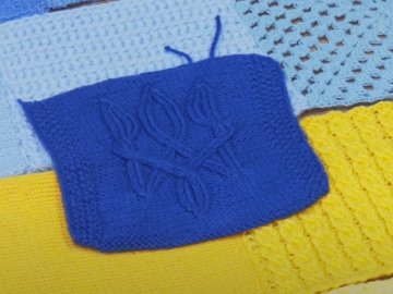 У Луцьку завершують в'язання найбільшого в Україні «теплого» прапора. ВІДЕО