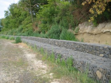 Готуються до весни: селяни укріпили береги Стиру. ФОТО