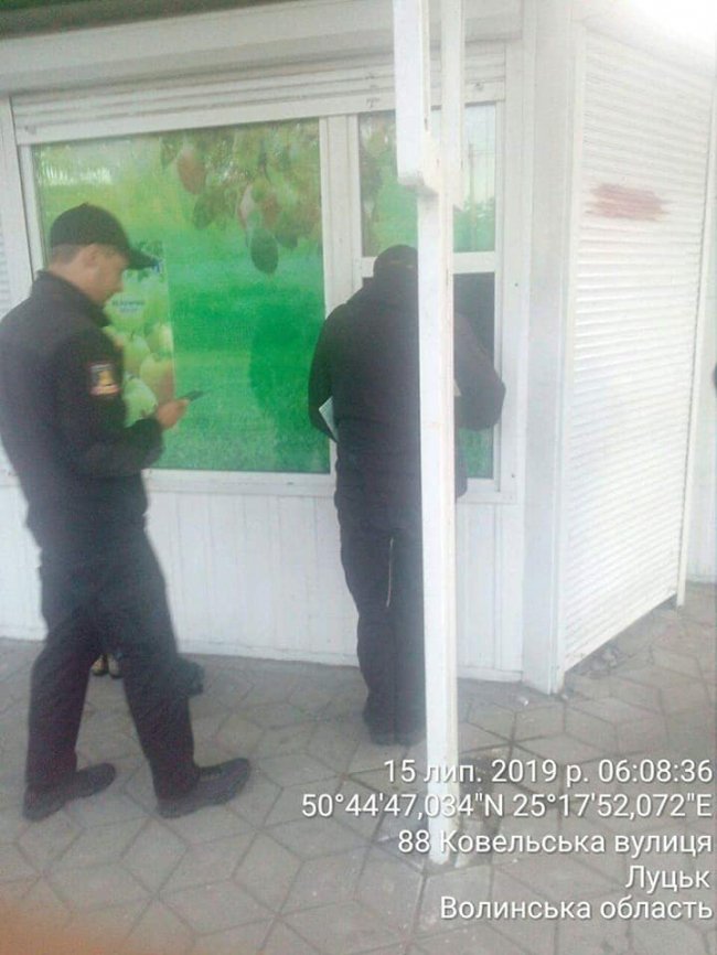 У Луцьку викрили продавця, який продавав алкоголь у заборонений час. ФОТО