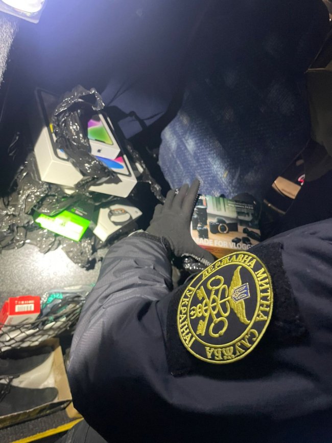 Через «Устилуг» водій автобуса намагався незаконно провезти планшети, телефони, смартгодинники 