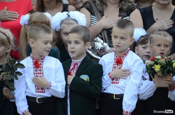 Перший дзвоник у луцьких школах. ФОТОРЕПОРТАЖ