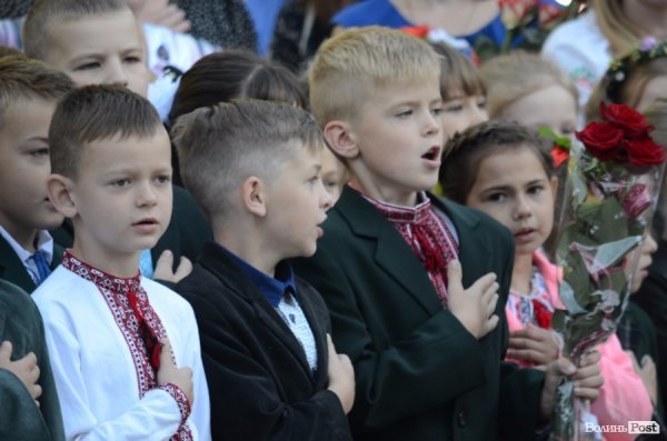 Перший дзвоник у луцьких школах. ФОТОРЕПОРТАЖ