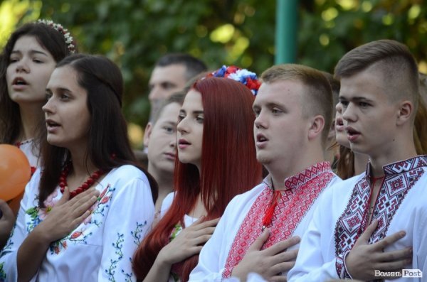 Перший дзвоник у луцьких школах. ФОТОРЕПОРТАЖ