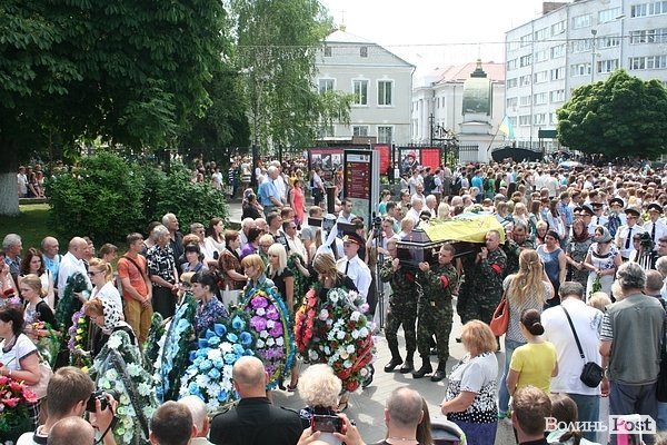 У центрі Луцька відспівали вояків, загиблих під Волновахою. ФОТО