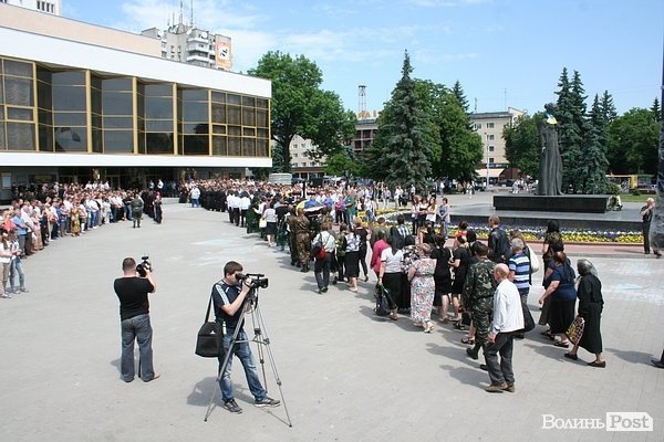 У центрі Луцька відспівали вояків, загиблих під Волновахою. ФОТО