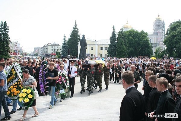 У центрі Луцька відспівали вояків, загиблих під Волновахою. ФОТО