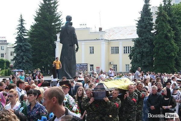 У центрі Луцька відспівали вояків, загиблих під Волновахою. ФОТО