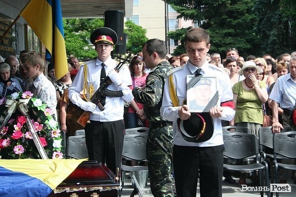 У центрі Луцька відспівали вояків, загиблих під Волновахою. ФОТО