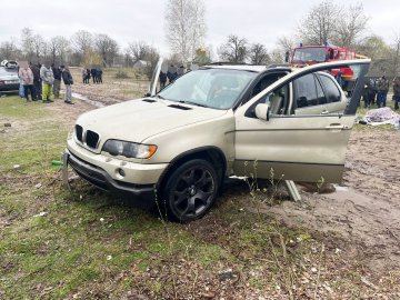 На Рівненщині BMW потонула в озері: загинули молодики. ФОТО