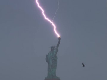 З’явилося фото, як блискавка вражає факел статуї Свободи
