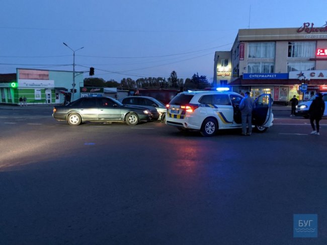 У центрі Володимира-Волинського зіткнулися два легковики. ФОТО