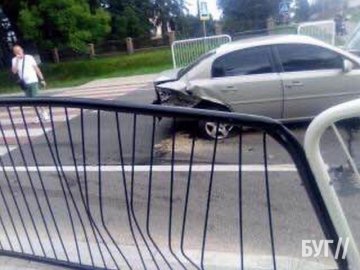 На Волині п'яний водій влетів у дві автівки і зніс огорожу