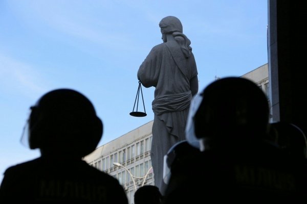 Біля Апеляційного суду сутичка, збираються активісти. ФОТО