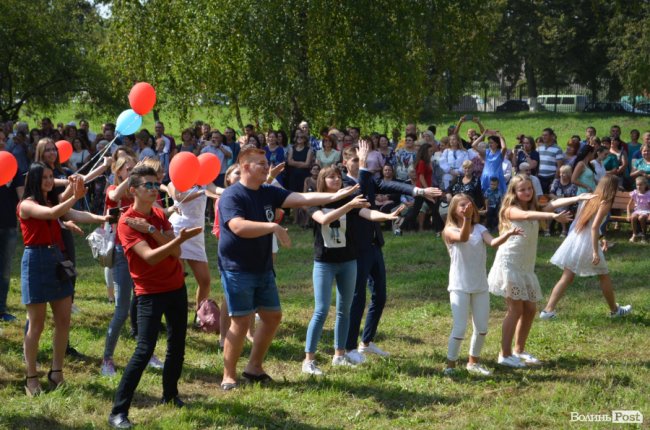 Танець від ректора і завдання від губернатора: як у луцькому «політесі» першачків зустрічали. ФОТО