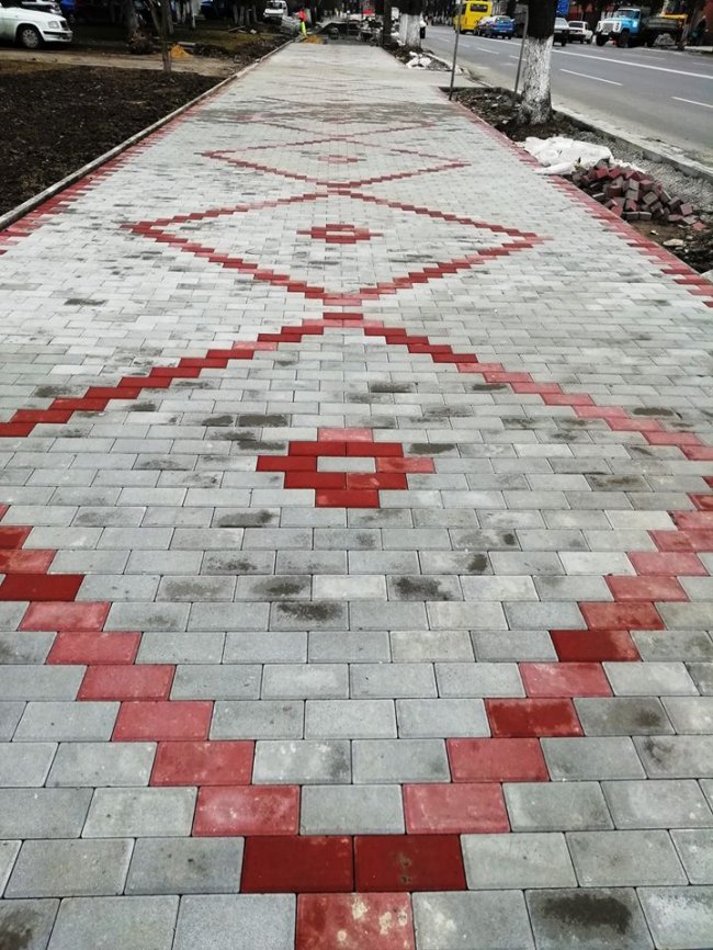 Показали, як ремонтують пішохідні доріжки на Ковельській. ФОТО