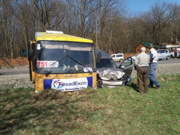 Під Луцьком маршрутка втрапила в аварію, є постраждалі. ФОТО