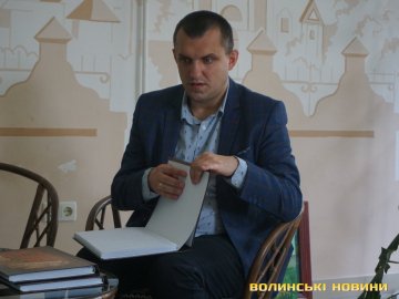 У Луцьку поему про з’їзд європейських монархів перевидали шрифтом Брайля 