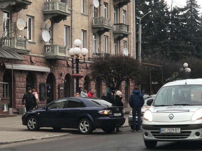 У центрі Луцька зіткнулися учбовий автомобіль та Mazda. ФОТО